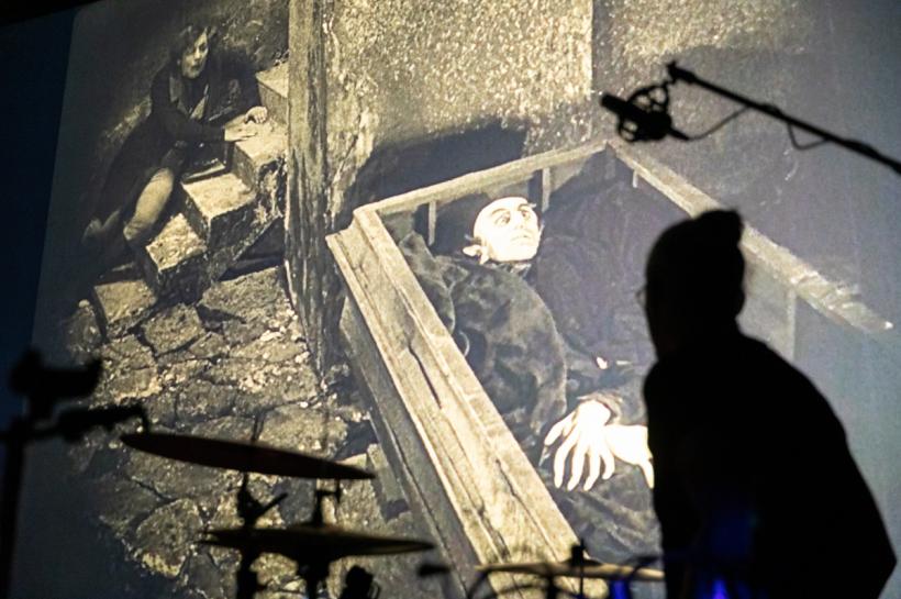 Cea de-a X-a ediție a Dracula Film Festival și-a ales câștigătorii. Filmele din competiție se mai pot vedea online până pe 23 octombrie 18804328