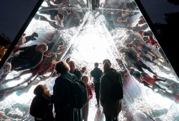 Spotlight #6 la final: Peste 60.000 de persoane au sărbătorit împreună Festivalul de artă vizuală de la București 18804396