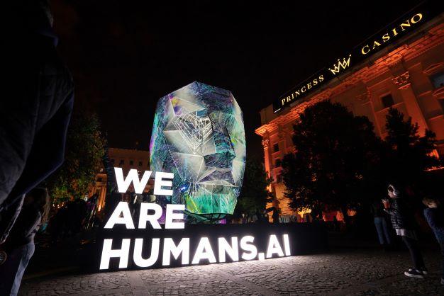 Spotlight #6 la final: Peste 60.000 de persoane au sărbătorit împreună Festivalul de artă vizuală de la București 18804398