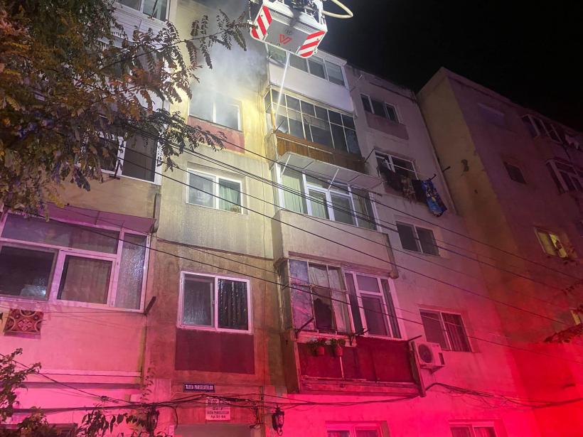 Incendiu la un apartament din Năvodari! 14 persoane au fost evacuate, iar un bătrân a ajuns la spital 18804648