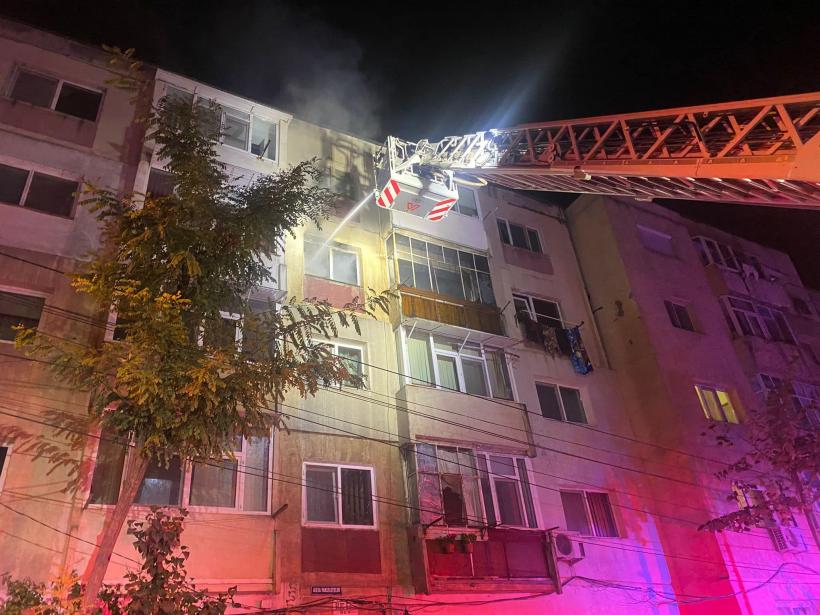 Incendiu la un apartament din Năvodari! 14 persoane au fost evacuate, iar un bătrân a ajuns la spital 18804651