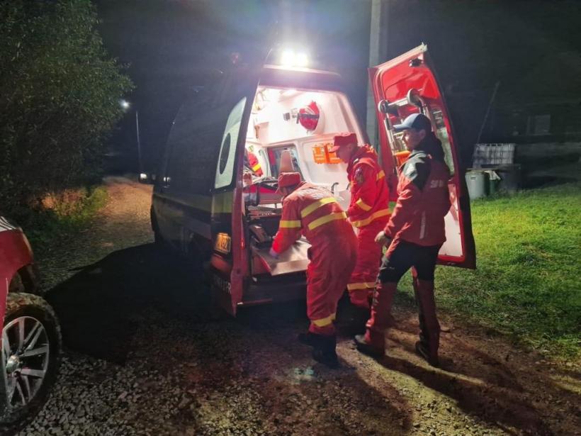 Intervenție dificilă în Maramureș, pentru a salva un bărbat care s-a tăiat cu toporul la un picior 18805044