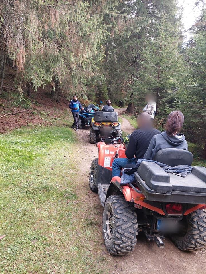 Mai mulți turiști au fost amendați pentru că au urcat cu ATV-urile în zona protejată din Piatra Craiului 18805089