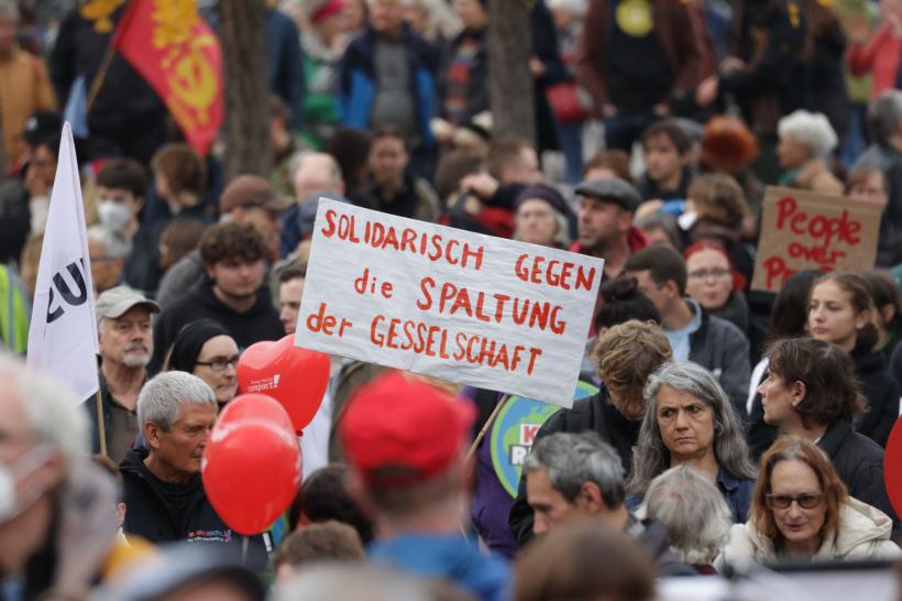 Zeci de mii de persoane protestează în Germania împotriva prețului la energie
