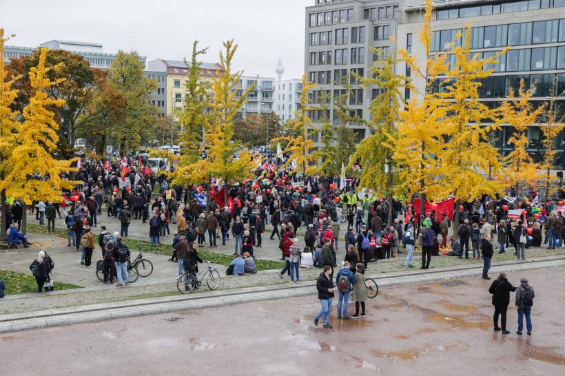Zeci de mii de persoane protestează în Germania împotriva prețului la energie 18805098