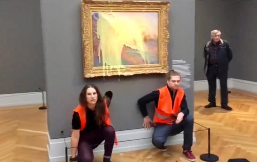 Doi activişti de mediu au aruncat cu piure de cartofi peste un tablou al lui Monet în Germania