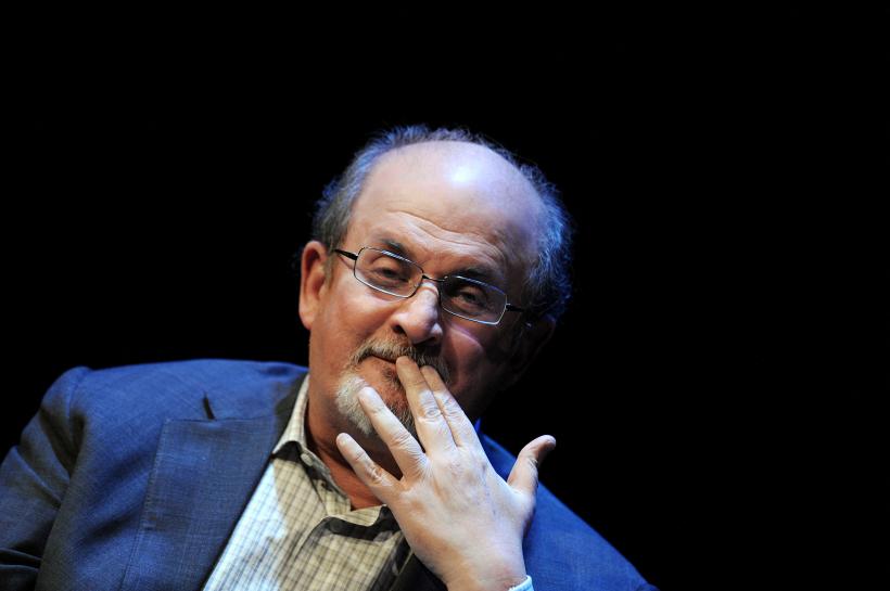 Scriitorul Salman Rushdie și-a pierdut vederea la un ochi în urma atacului din august