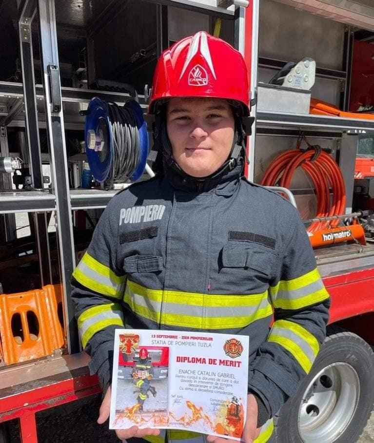 Un puști de 17 ani, zi de zi în ajutorul comunității sale! Se întâmplă la Constanța 18805228