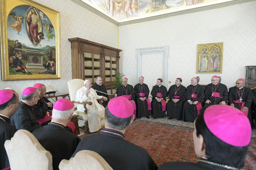 Vaticanul confirmă reînnoirea acordului contestat privind numirile de episcopi în China