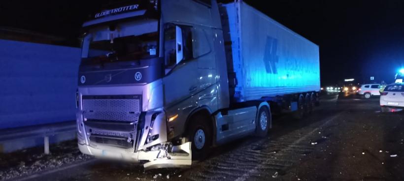 Autoturism făcut praf după impactul cu un TIR, la Agigea  18805422