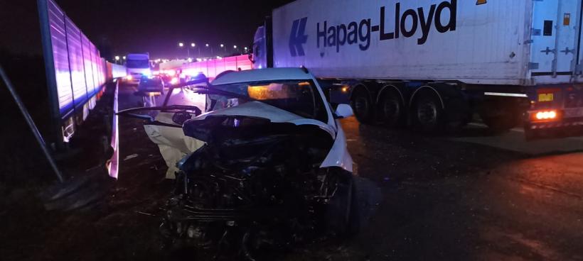 Autoturism făcut praf după impactul cu un TIR, la Agigea  18805423