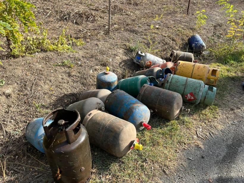 Foișor în flăcări! Pericol de explozie la un rastel de butelii. O persoană a ajuns la spital 18805572