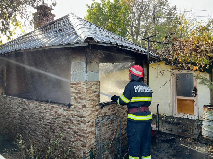 Foișor în flăcări! Pericol de explozie la un rastel de butelii. O persoană a ajuns la spital 18805573