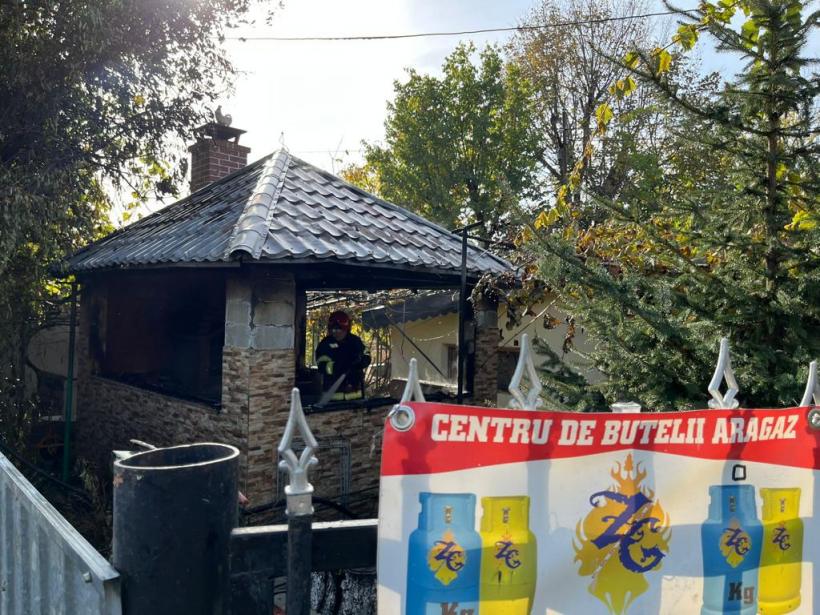 Foișor în flăcări! Pericol de explozie la un rastel de butelii. O persoană a ajuns la spital 18805574