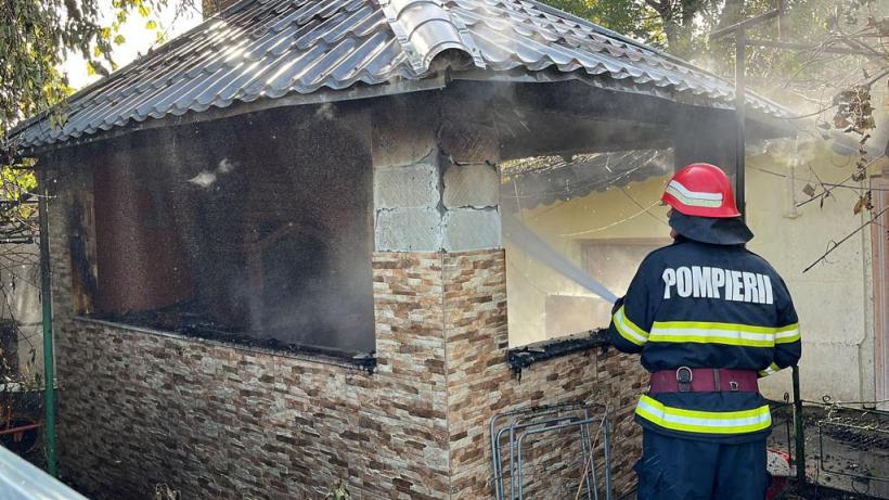 Foișor în flăcări! Pericol de explozie la un rastel de butelii. O persoană a ajuns la spital 18805575