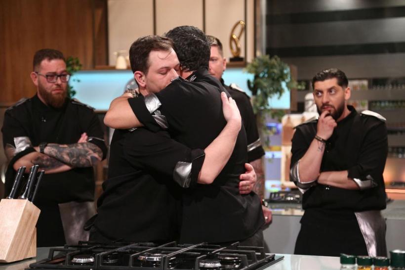 Chefi la cuțite, din nou lider de audiență.  Sorin Ilieș, ”cuțitul de aur” din echipa lui Sorin Bontea, a părăsit competiția.  În seara aceasta, Cătălin Scărlătescu deschide bomba, premiul surpriză al jocurilor din culise! 18805756