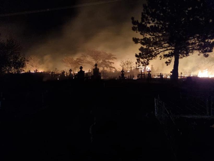 Morminte în flăcări! Incendiu în cimitirul din localitatea Slava Rusă, județul Tulcea 18805632
