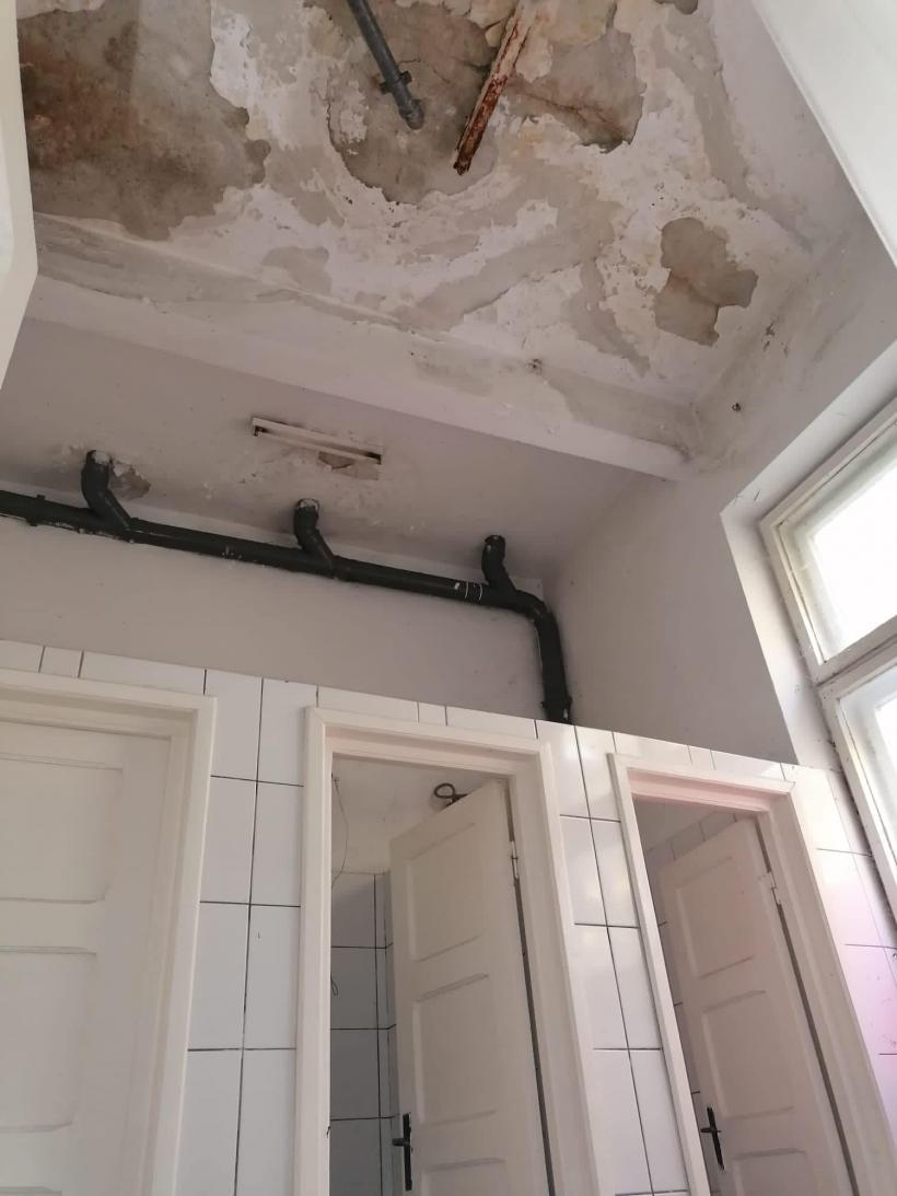 Condiții INSALUBRE pentru studenții de la Academia de Poliție. Imagini de coșmar din grupurile sanitare 18805814