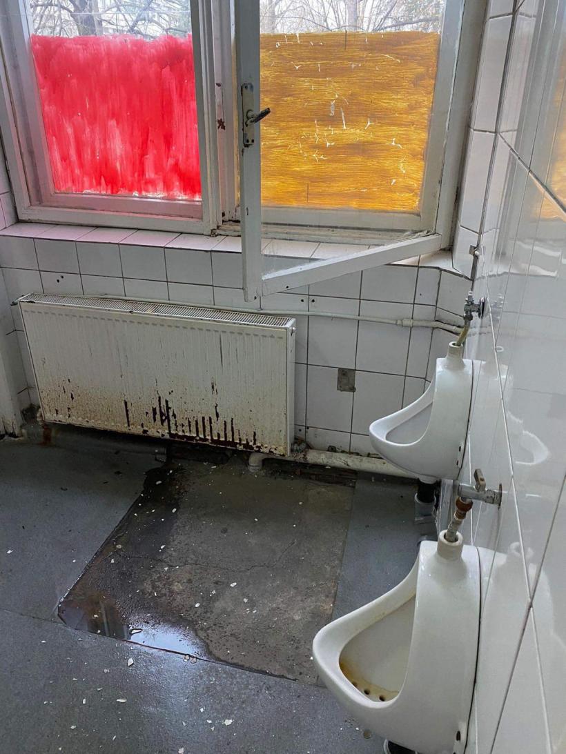 Condiții INSALUBRE pentru studenții de la Academia de Poliție. Imagini de coșmar din grupurile sanitare 18805816