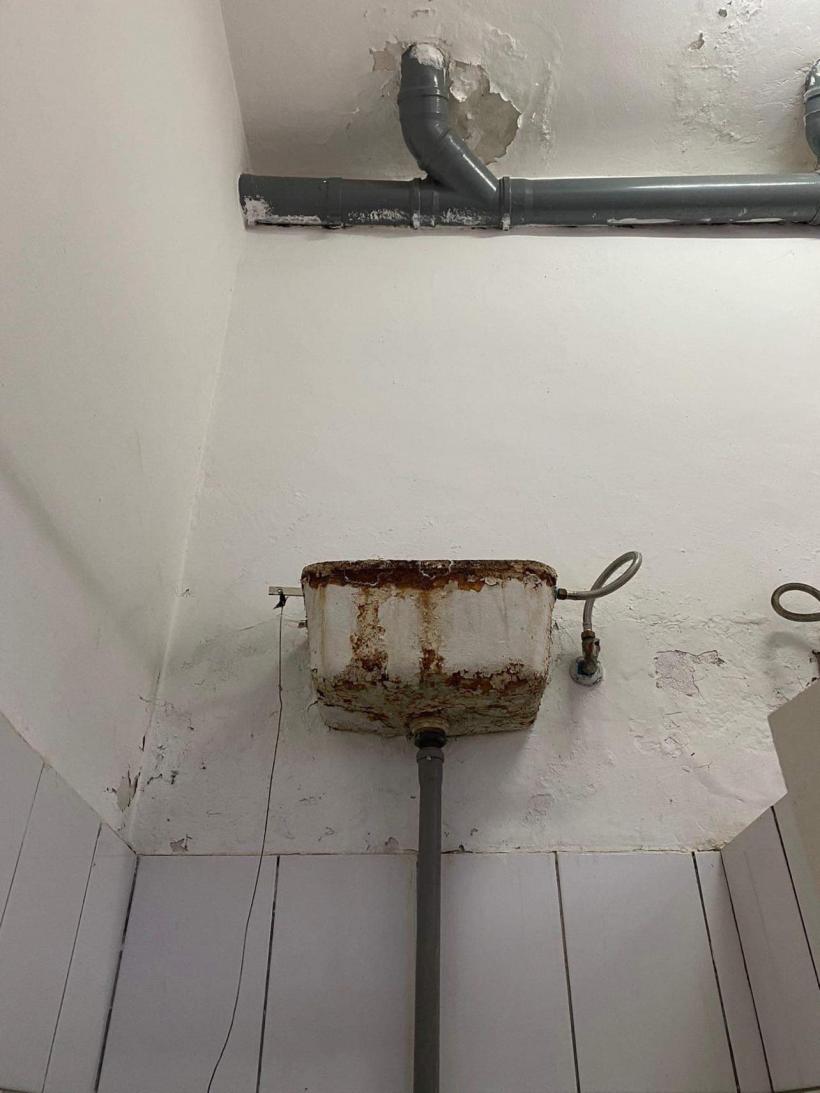 Condiții INSALUBRE pentru studenții de la Academia de Poliție. Imagini de coșmar din grupurile sanitare 18805818