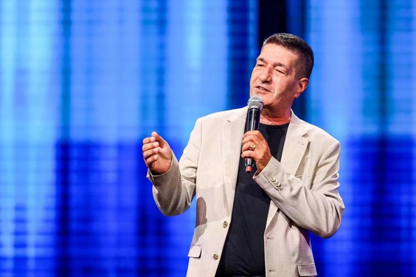 Radu Pietreanu îi cucerește pe jurații Stand-Up Revolution cu momentul special pregătit. Teo: „El este școala veche de comedie, în care nu există loc de joacă“ 18805897