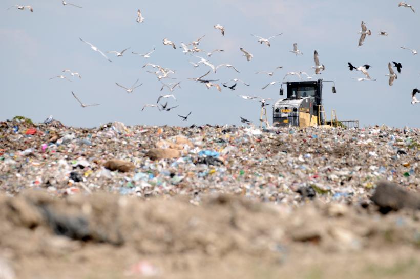 Fără stații de tratare a deșeurilor, Nicușor Dan caută groapă de gunoi