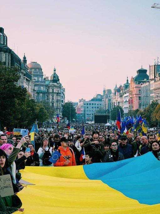 Protest cu zeci de mii de persoane în Cehia împotriva populismului și a extremismului 18806288