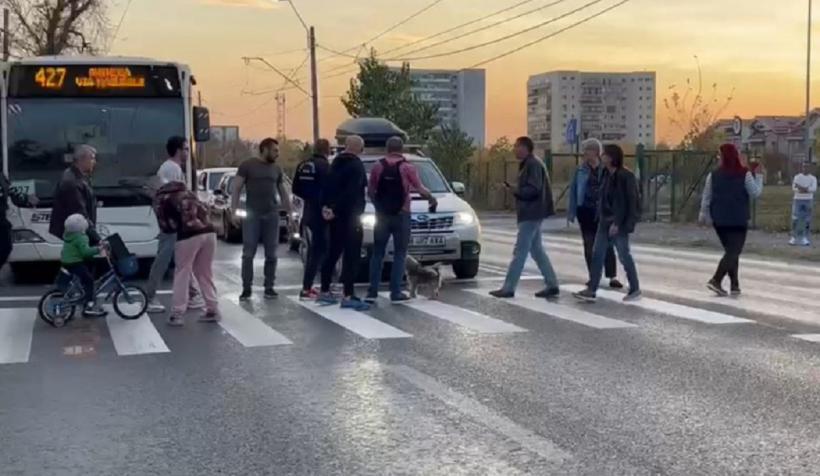 Protest pe strada Antiaeriană din Bucureşti. Şoferii s-au luat la ceartă cu pietonii!
