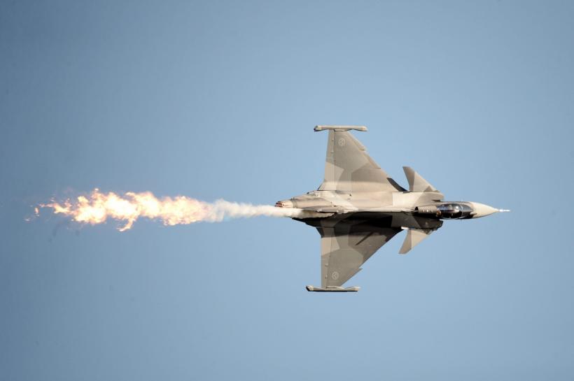 Tensiunile militare, mană cerească pentru compania care produce avionul Gripen