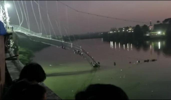 Cel puțin 60 de morți și 100 de răniți, după ce un pod s-a prăbușit în India. Podul fusese redeschis după reabilitare acum câteva zile 