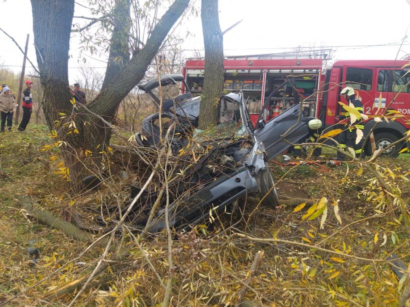 Accident mortal în Vaslui. Un șofer de numai 22 de ani a intrat cu mașina într-un copac. A murit pe loc