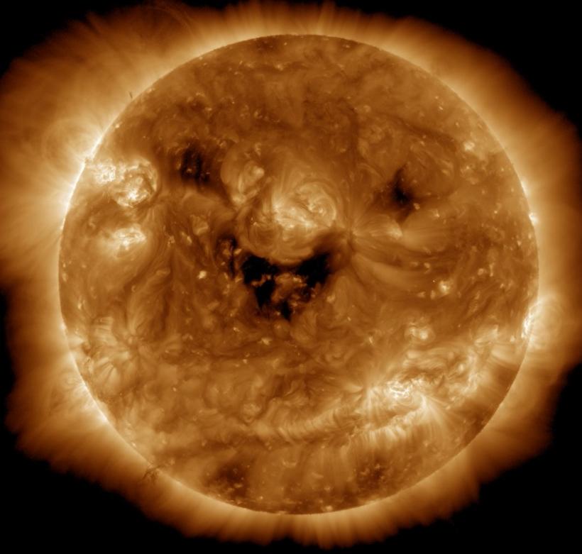 Soarele „zâmbește” într-o fotografie NASA. Ar putea fi un avertisment pentru Pământ?