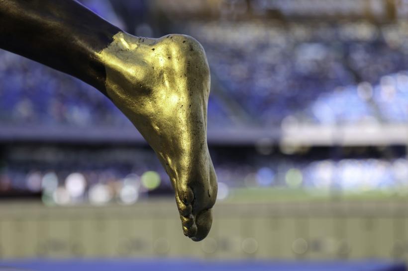 Statuie omagiu: Piciorul DE AUR al lui Maradona, dezvelit la Napoli  