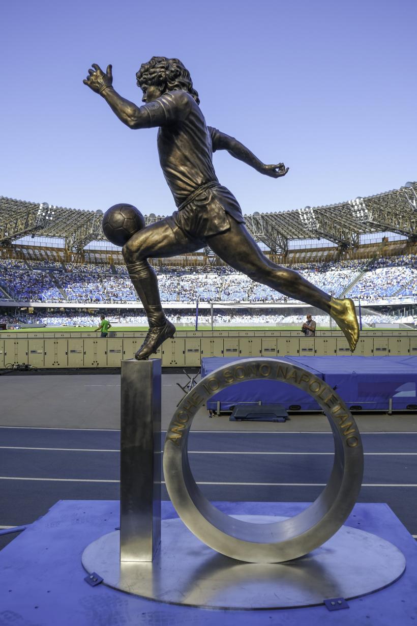 Statuie omagiu: Piciorul DE AUR al lui Maradona, dezvelit la Napoli   18806483