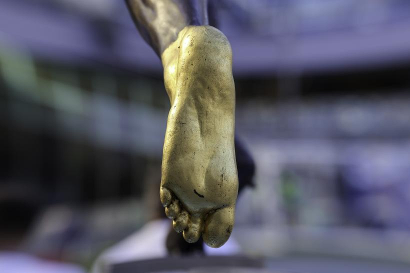 Statuie omagiu: Piciorul DE AUR al lui Maradona, dezvelit la Napoli   18806484
