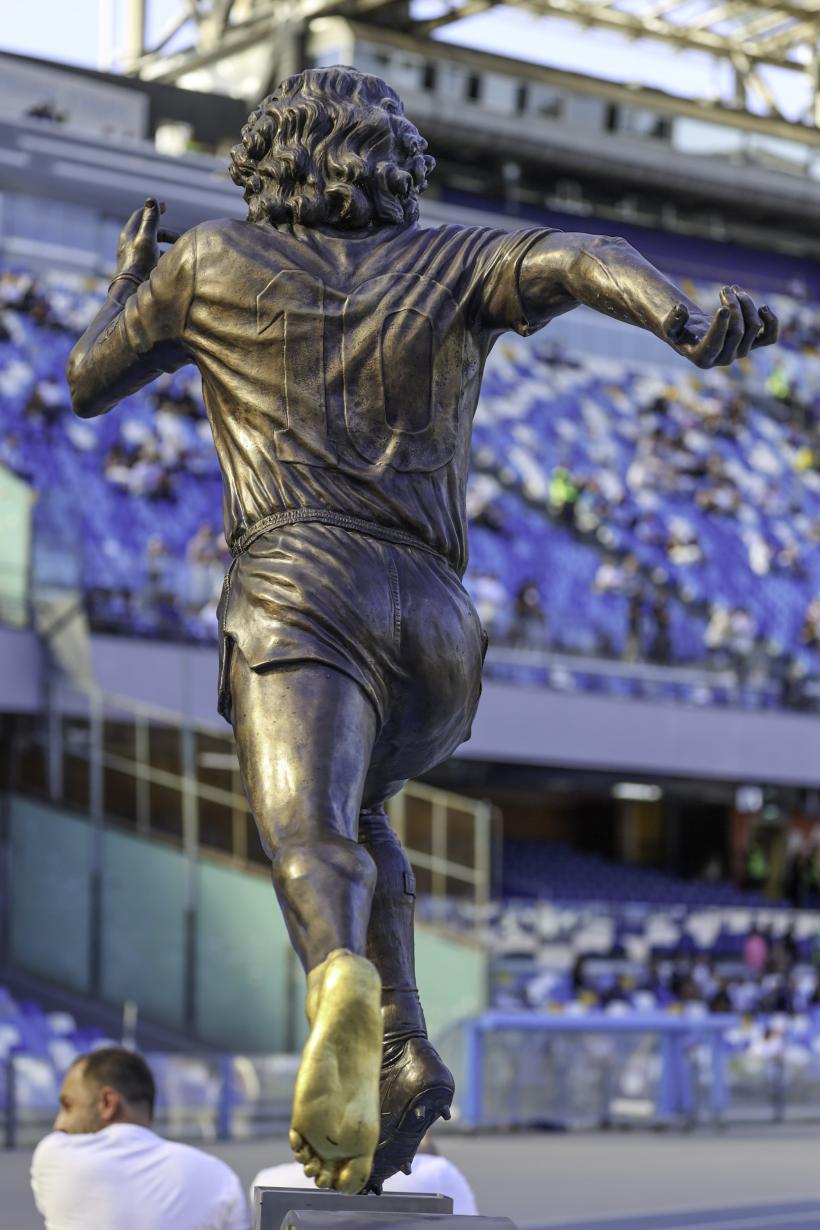 Statuie omagiu: Piciorul DE AUR al lui Maradona, dezvelit la Napoli   18806485
