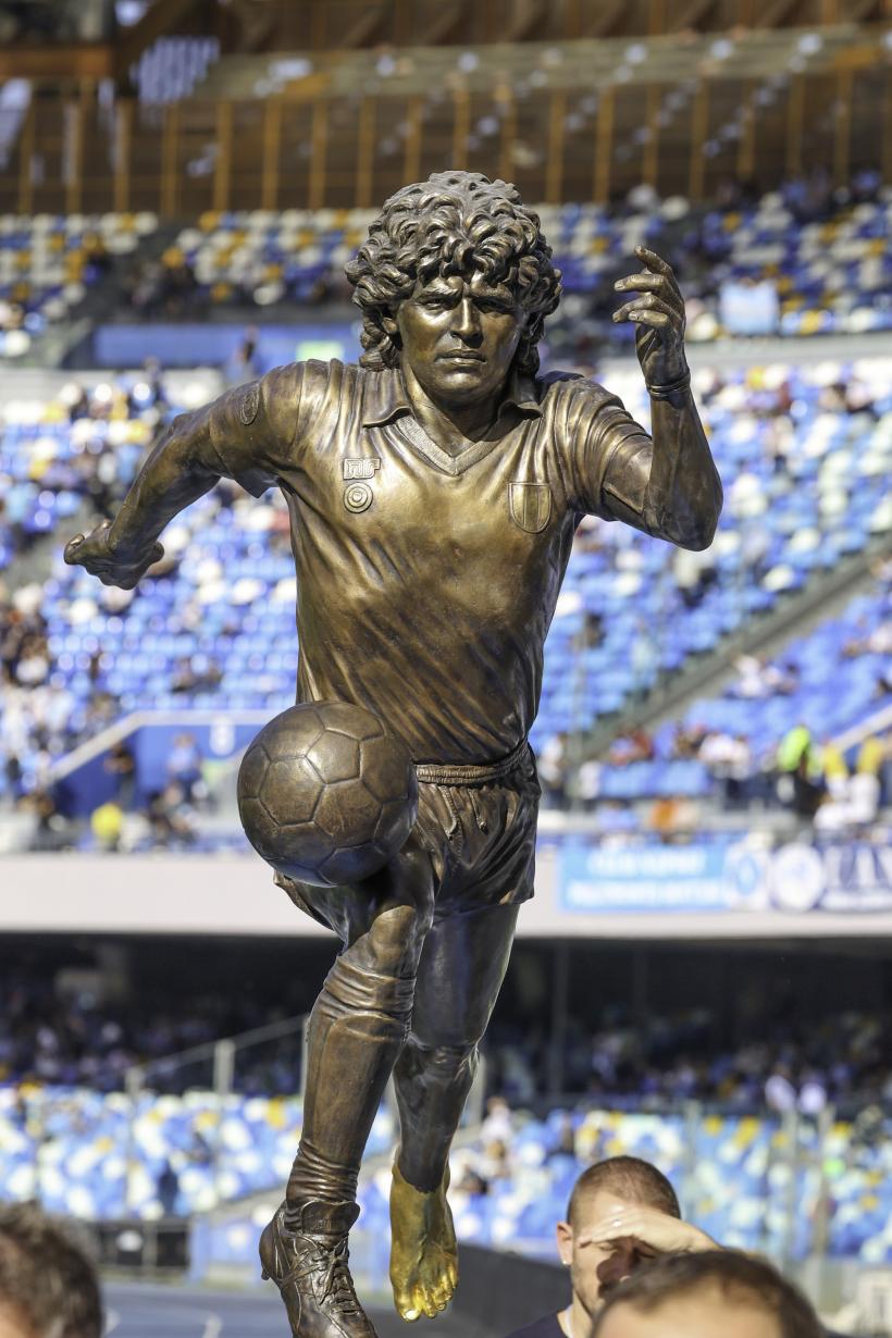 Statuie omagiu: Piciorul DE AUR al lui Maradona, dezvelit la Napoli   18806486