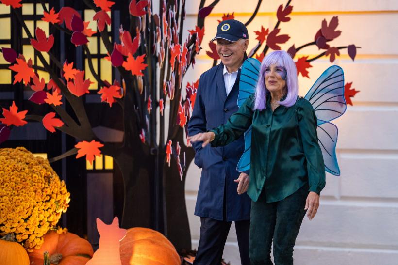 Petrecere de Halloween la Casa Albă. Jill Biden a apărut cu o perucă violet și aripi de fluture 18806558
