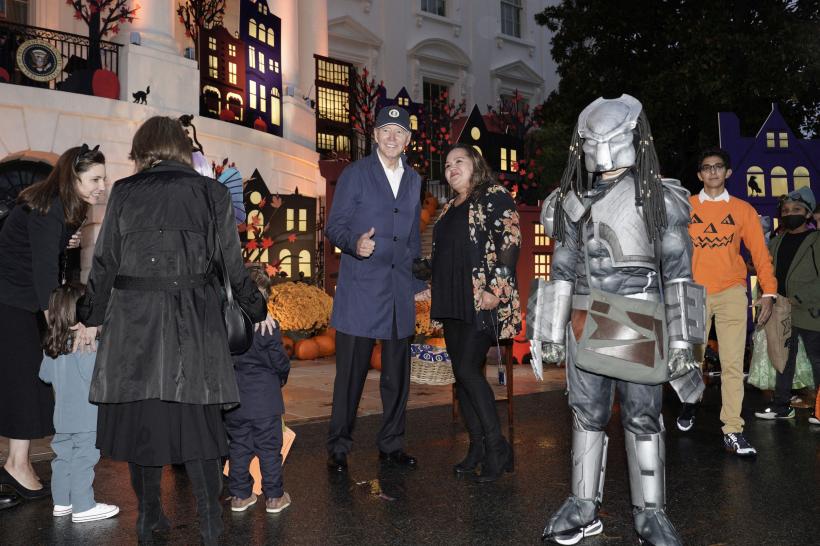 Petrecere de Halloween la Casa Albă. Jill Biden a apărut cu o perucă violet și aripi de fluture 18806560