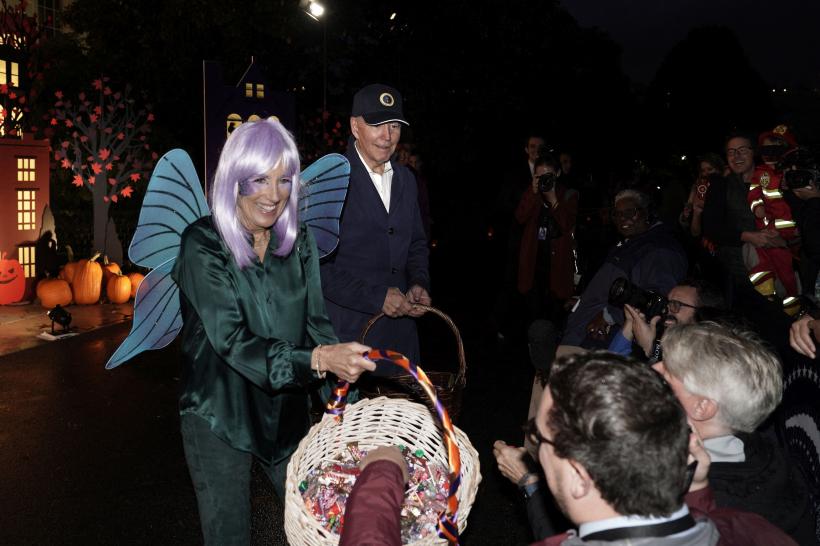 Petrecere de Halloween la Casa Albă. Jill Biden a apărut cu o perucă violet și aripi de fluture 18806561