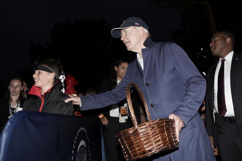 Petrecere de Halloween la Casa Albă. Jill Biden a apărut cu o perucă violet și aripi de fluture 18806562