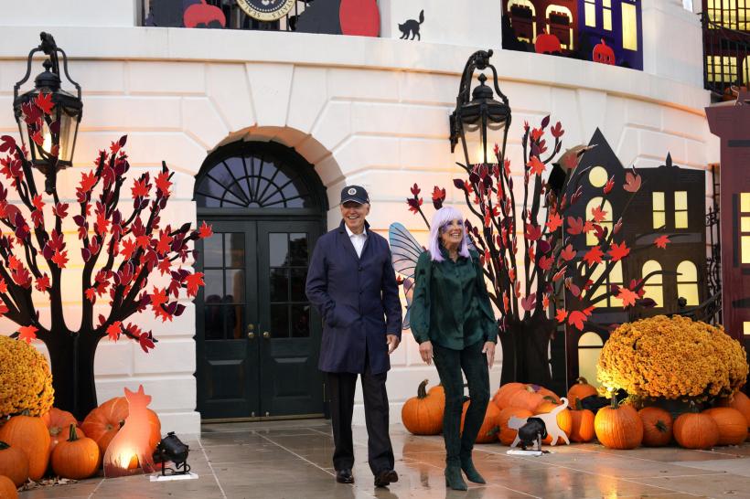 Petrecere de Halloween la Casa Albă. Jill Biden a apărut cu o perucă violet și aripi de fluture 18806563
