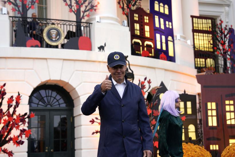 Petrecere de Halloween la Casa Albă. Jill Biden a apărut cu o perucă violet și aripi de fluture 18806564