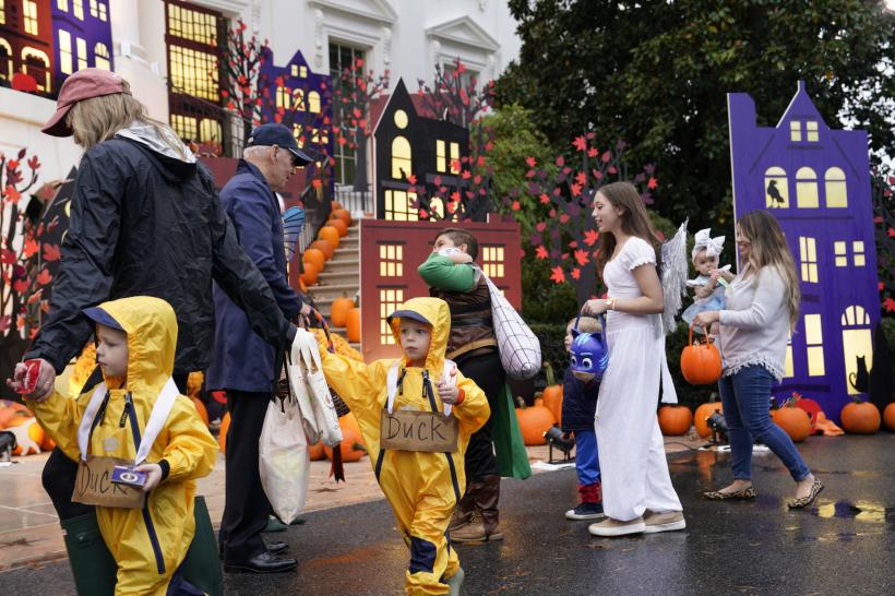 Petrecere de Halloween la Casa Albă. Jill Biden a apărut cu o perucă violet și aripi de fluture 18806565