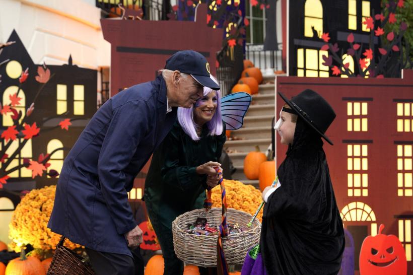 Petrecere de Halloween la Casa Albă. Jill Biden a apărut cu o perucă violet și aripi de fluture 18806566