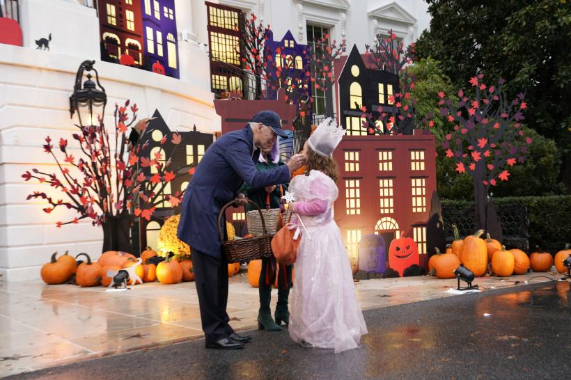 Petrecere de Halloween la Casa Albă. Jill Biden a apărut cu o perucă violet și aripi de fluture 18806567