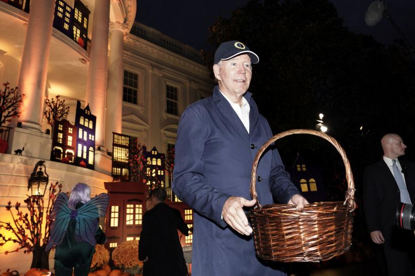 Petrecere de Halloween la Casa Albă. Jill Biden a apărut cu o perucă violet și aripi de fluture 18806568