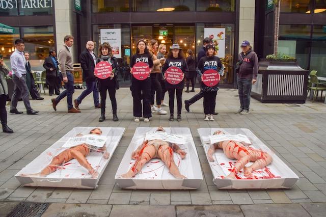 Imagini ȘOCANTE. Militanți vegani s-au pozat însângerați în mijlocul Londrei 18806804
