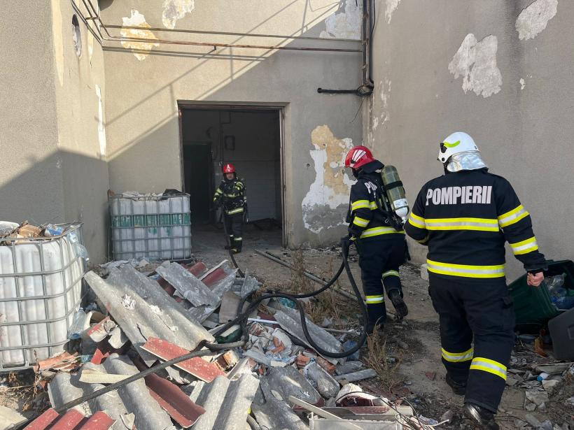 Incendiu puternic la o fostă fabrică de mezeluri din municipiul Tulcea 18806822