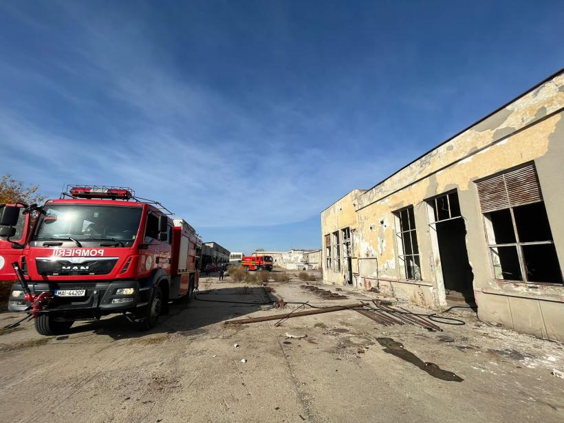 Incendiu puternic la o fostă fabrică de mezeluri din municipiul Tulcea